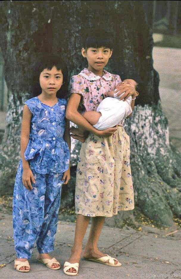 Chị em, Hà Nội 1992.